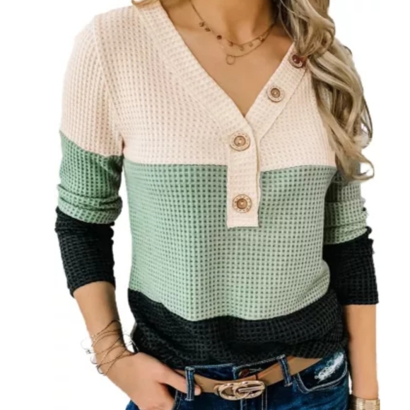 Waffle thermal with button detail / Chic Classic - Picture 3 of 6